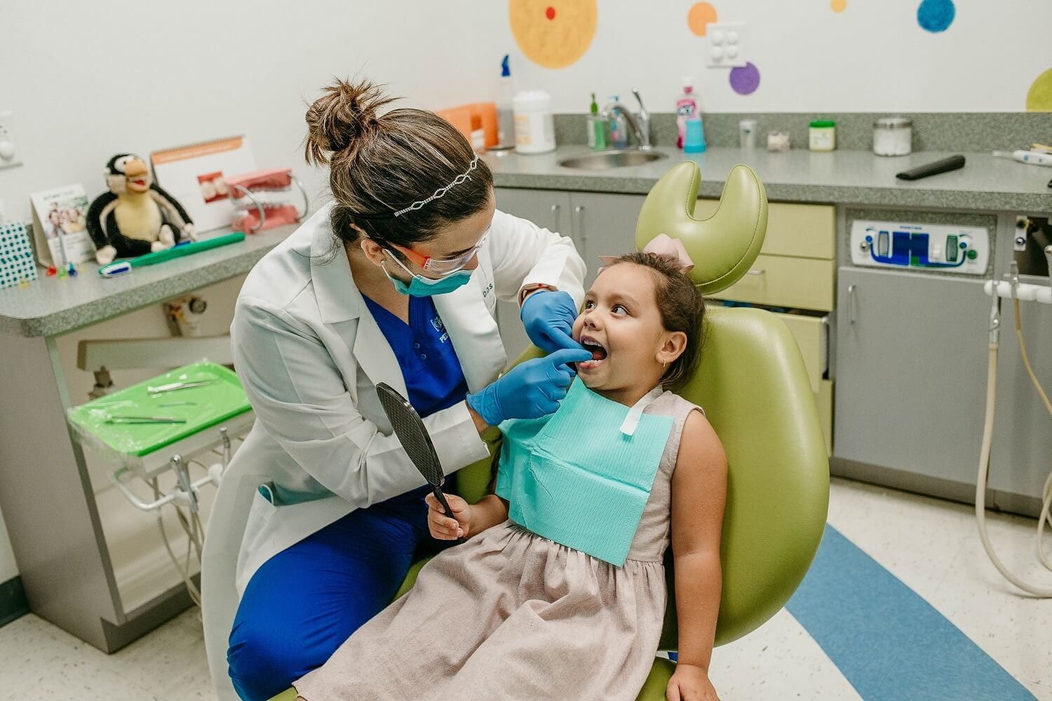 Dentist check kid's teeth